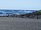 Una caminata corta a la playa de arena negra